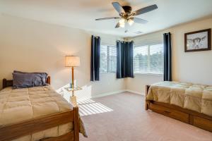 プレスコットにある4 Mi to Hiking! Prescott Home with Furnished Patioのベッドと天井扇風機のある寝室