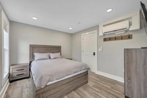 特拉弗斯城Downtown Studio Loft on Front St的一间带大床和窗户的卧室