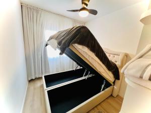 a bed in a room with a window at Sobrado 111 in Ponta Grossa