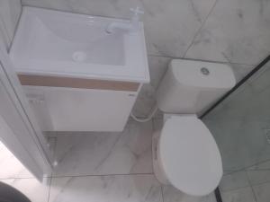 a bathroom with a white toilet in a room at Loft aconchegante in Ilhota +24 photos