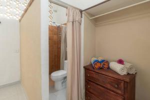 y baño con ducha, aseo y tocador de madera. en Casa ArtWalk, en Puerto Vallarta 11 fotos más