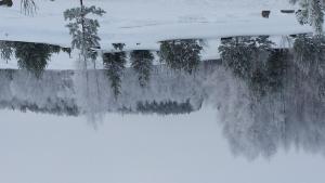 una imagen de una cascada en la nieve en Country Houses Vidų Sodyba, en Utena