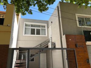 una casa con una escalera al frente en casa Mitre, en San Juan