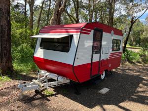 Foto dalla galleria di Alice & Elvis, Crescent Head, Retro Caravans with Deck, Bathroom & Outdoor Bath in a Bush Setting near the Beach a Crescent Head