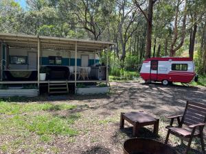 Giardino di Alice & Elvis, Crescent Head, Retro Caravans with Deck, Bathroom & Outdoor Bath in a Bush Setting near the Beach