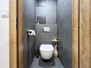 Koupelna v ubytování Jana's WOW apt, 3 room, free parking, 15'Airpt, 25'City + 12 fotografií