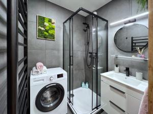 Koupelna v ubytování Jana's WOW apt, 3 room, free parking, 15'Airpt, 25'City