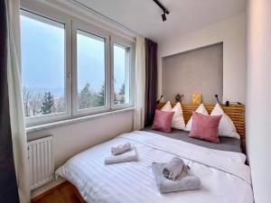 Postel nebo postele na pokoji v ubytování Jana's WOW apt, 3 room, free parking, 15'Airpt, 25'City