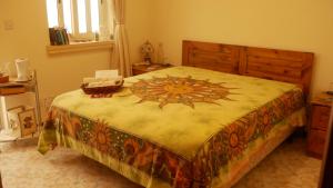 Rúm í herbergi á Marsalforn's Cosy Room