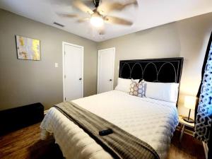 En eller flere senge i et værelse på Wellington Cottage