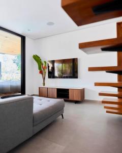 a living room with a couch and a tv at Casa Diwo in Puerto Viejo