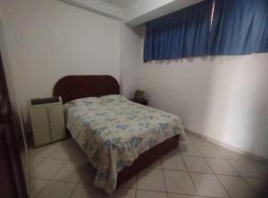 La LomaにあるApartamento en puerta del solのベッドと窓のある小さな寝室