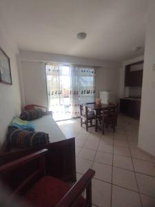 La LomaにあるApartamento en puerta del solのベッドとダイニングルームのあるリビングルーム