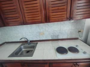 La LomaにあるApartamento en puerta del solのキッチンカウンタートップ(シンク、シンク付) +25枚の写真