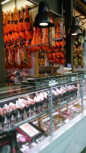 马德里马德里见旅馆的商店里装有肉和其他食物的陈列柜