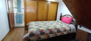 Dormitorio con cama con almohada rosa en Departamento independiente Miraflores, en La Paz