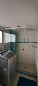 Un baño con ducha de cristal y un inodoro. en Departamento independiente Miraflores, en La Paz