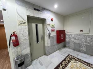 Postel nebo postele na pokoji v ubytování فندق السكريه زاد السد مكه خطوات للحرم