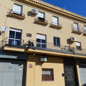 un bâtiment avec des balcons sur le côté dans l'établissement Apartamento ESPERANZA DE LA YEDRA, à Jerez de la Frontera