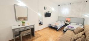 un piccolo soggiorno con divano e tavolo di Marineda Sol a El Médano