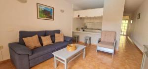 un soggiorno con un divano e un tavolo di Marineda Sol a El Médano