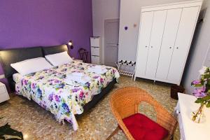 a bedroom with a bed and a purple wall at Vivi Lucca con "Madame Fannj" - Camera Viola in Lucca