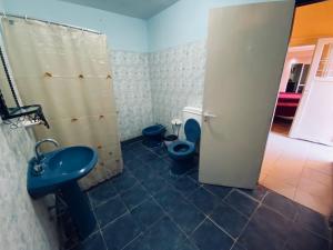 a bathroom with two toilets and a sink and a shower at Alojamiento Goldman in Tinogasta