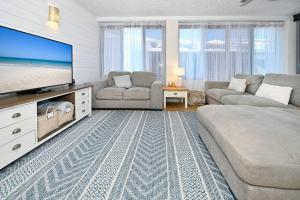 Area soggiorno di Kings Beachfront Haven at Seamist
