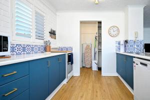 Cucina o angolo cottura di Kings Beachfront Haven at Seamist