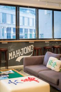 uma sala de estar com um sofá e uma mesa em The Mahjong em Hong Kong