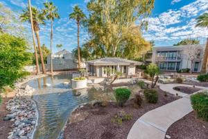 Κήπος έξω από το Sleek Phoenix Condo Walk to Biltmore Fashion Park