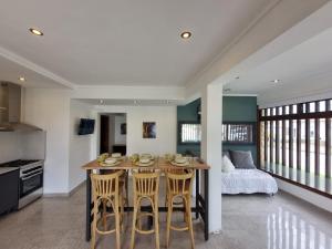een keuken en eetkamer met een tafel en stoelen bij Chalet del Faro in Mar del Plata