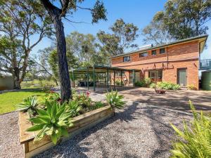 vista esterna di una casa con giardino di Hunter Homestead a Lovedale