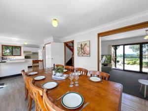una sala da pranzo con un tavolo e una cucina di Hunter Homestead a Lovedale