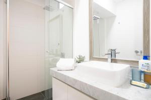 Ένα μπάνιο στο G15 Apartments by Vibrant