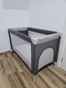 سرير أو أسرّة في غرفة في Apartman Divcibare Bela NS 56m2 Lux