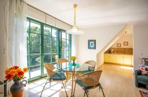 a living room with a glass table and chairs at Ferienwohnung Kranichruh im Gutshaus Sembzin - Ihr Rückzugsort in der Natur in Sembzin