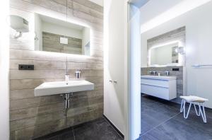 a bathroom with a sink and a mirror at Ostsee-Schönheit Wustrower Welle-Modernes 2-Zimmer-Apartment mit Panoramablick in Wustrow +18 photos