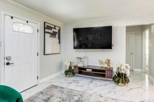 アーリントンにある4 Mi to ATandT Stadium Modern Home with Fenced Yardのギャラリーの写真