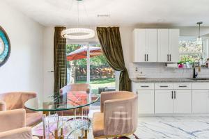 アーリントンにある4 Mi to ATandT Stadium Modern Home with Fenced Yardのギャラリーの写真