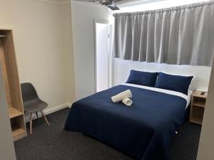 Postel nebo postele na pokoji v ubytování Warners Bay Hotel
