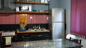 a kitchen with a sink and a refrigerator at Casa Céntrica Ideal Familias Estacionamiento para 3 vehículos Ubicación Premium in La Cieneguita