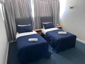 Postel nebo postele na pokoji v ubytování Warners Bay Hotel + 2 fotografie