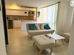 a living room with a couch and a table at Confort en el eje cafetero in Dosquebradas