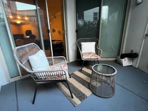 two chairs and a table on a porch at Spacious 1bdrm apartment 10 mins to Cedars-Sinai by car FREE Parking, King bed in Los Angeles