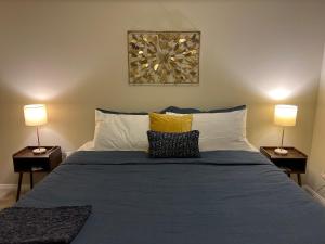a bedroom with a large bed with two lamps at Spacious 1bdrm apartment 10 mins to Cedars-Sinai by car FREE Parking, King bed in Los Angeles