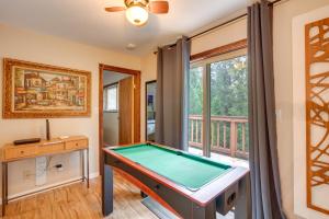 een pooltafel in een kamer met een raam bij Near Hiking Trails Cabin with Deck in Pioneer! in Pioneer