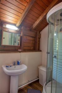 une salle de bain avec un lavabo et une douche dans l'établissement Gîte Turnera, au Gosier