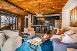 Χώρος καθιστικού στο New Listing 1 BR Aspen Condo near Gondola