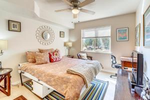セドナにある10 Mi to Dtwn Pet-Friendly Sedona Getaway!のベッドと天井扇風機のある寝室